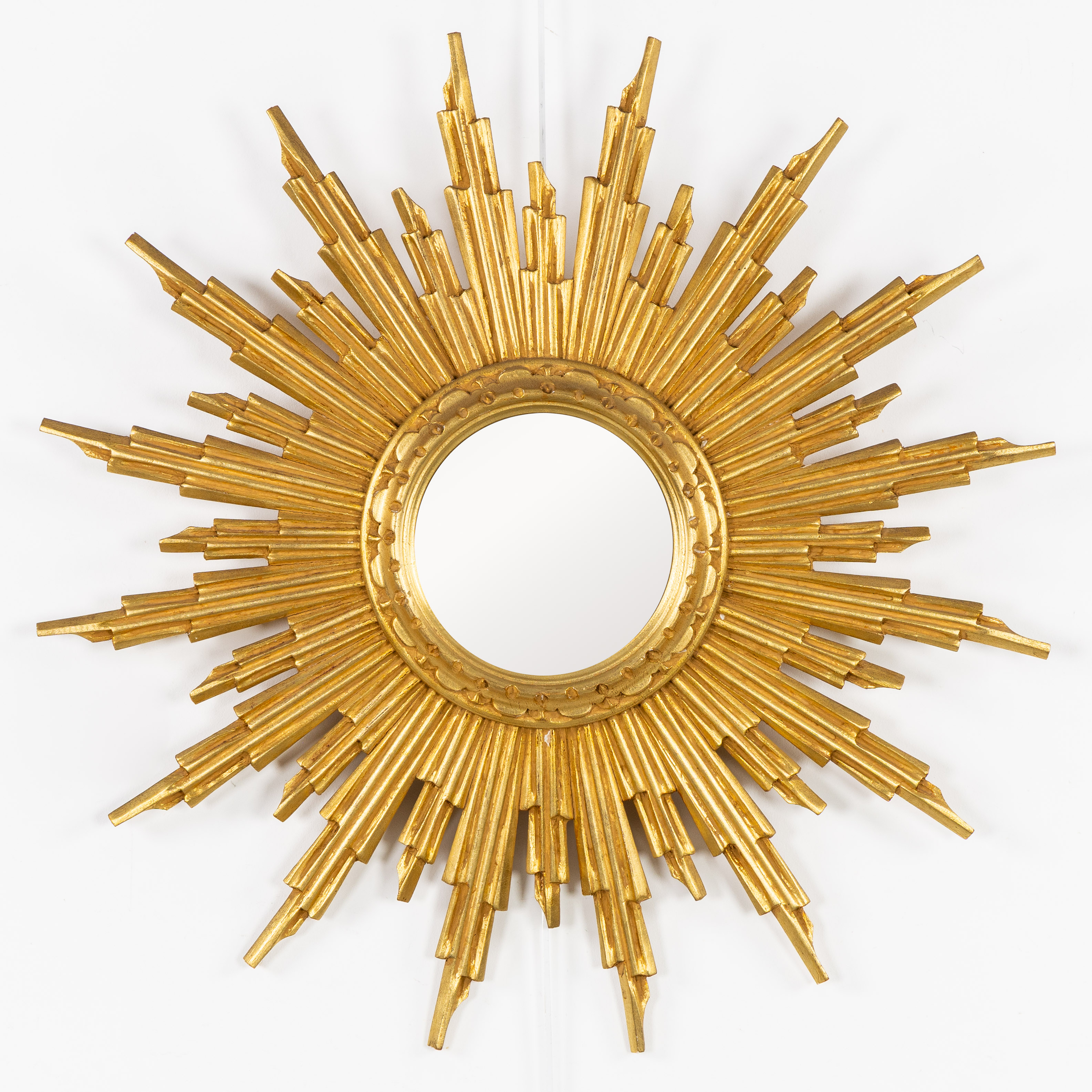 Een Mid-Century zonnespiegel, verguld en gesculpteerd hout, convex glas, gemerkt C.D.V., Circa 1970. (L:68 cm)